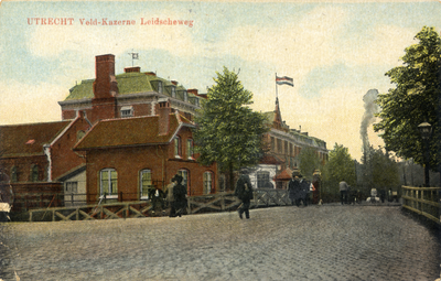 601791 Gezicht op de voorgevel van de Kazerne der Veldartillerie (Leidseweg 22) te Utrecht.N.B. De naam van de kazerne ...